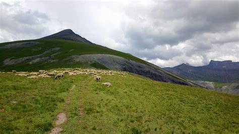 Le tour du plateau dEmparis par les lacs VTT à Besse dans les Alpes en