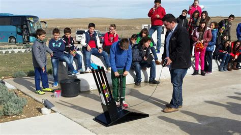 Grupo De Personas Observando De D A Con El Centro Astron Mico De Tiedra