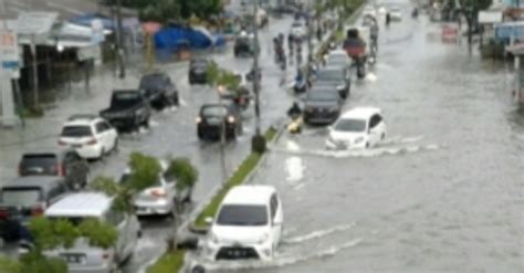 Kedalaman Banjir Di Pekanbaru Di Sejumlah Titik Sepaha Orang Dewasa