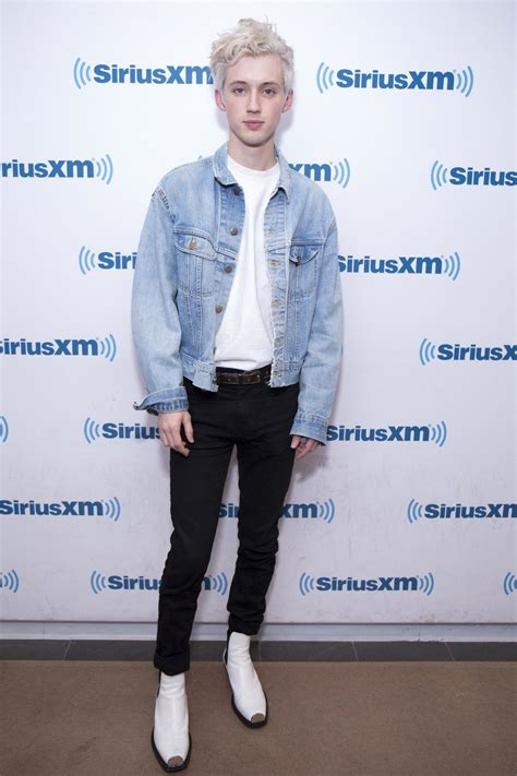 17 Clichés Du Style Troye Sivan Troye Sivan White Chelsea Boots