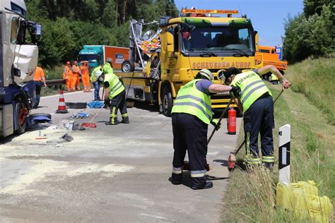 Update A93 gesperrt Lkw kracht in Warnanhänger OberpfalzECHO