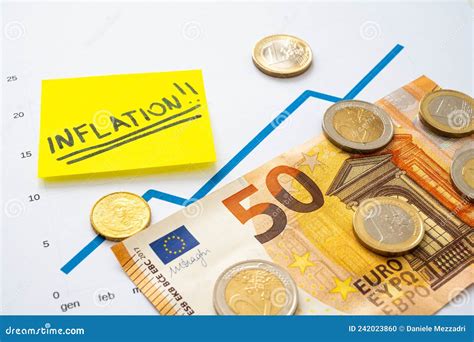 Diagramm Mit Aufsteigender Linie Der Euro Banknoten Und Gelbes Blatt