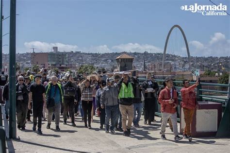 Migrantes representan con Viacrucis el difícil camino en busca de una