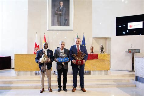 Im Genes De La Entrega De Las Coronas A Los Emisarios De Sus Majestades