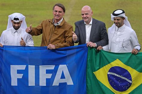 Bolsonaro se junta a Ronaldo Fenômeno e pede Copa a cada dois anos