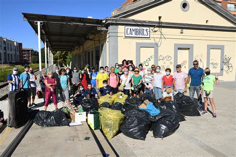 Trenta una persones recullen més de 25 sacs de deixalles a la gran