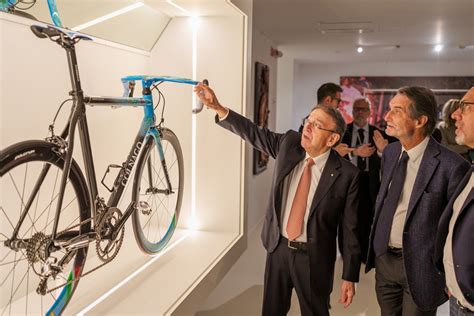 Il Governatore Fontana In Visita A Cambiago Al Museo Bicicletta