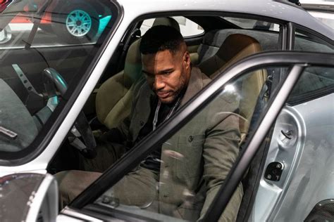 Michael Strahan proudly shows off custom-made Porsche at New York Auto ...