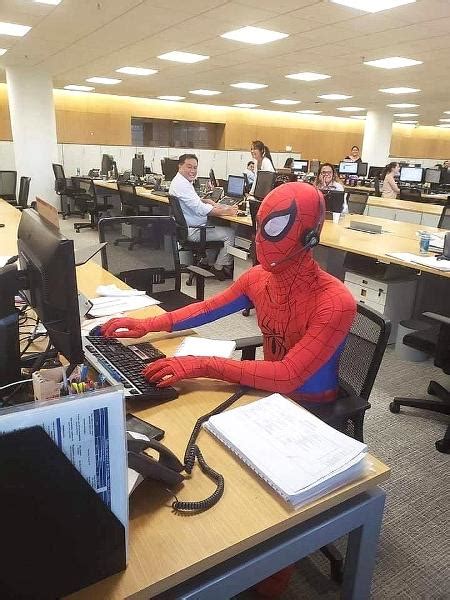 Banc Rio Se Demite E Vai Trabalhar Vestido De Homem Aranha No Ltimo