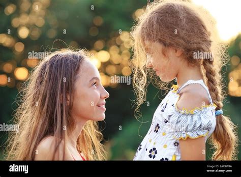 Deux jeunes filles qui se regarde Banque de photographies et dimages à