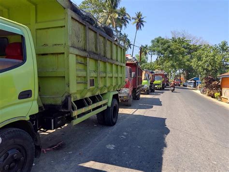 4 Alat Berat Rusak Truk Pengangkut Sampah Antri Di TPA Sumompo