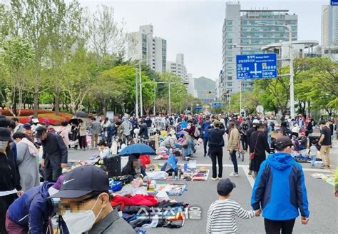 안양시 평촌중앙공원 ‘알뜰나눔장터 3년 만 재개장