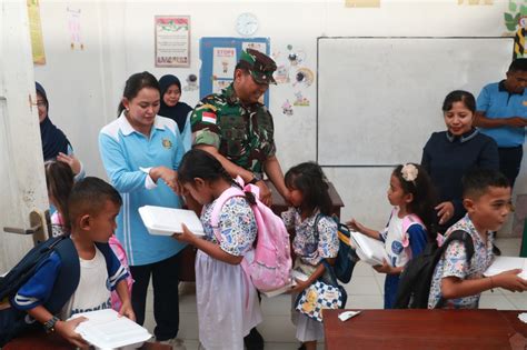 Komandan Lanud El Tari Membagikan Makan Siang Gratis Di Sekolah Angkasa