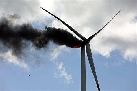 Feuer in 100 Meter Höhe Windrad bei Rostock steht in Flammen