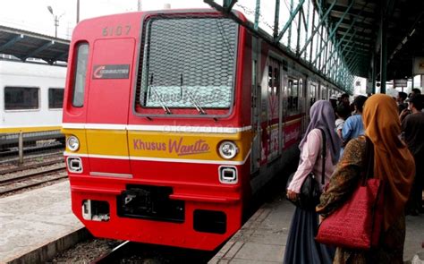 Penumpang Sambut Baik Aturan Naik Krl Wajib Bawa Surat Tugas Kerja