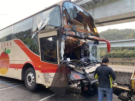 累了嗎？國1「遊覽車追撞貨車」車頭全毀 鏡週刊 Mirror Media