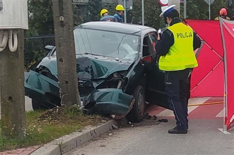 Dramatyczny wypadek w Siedlcach 73 latek zasłabł za kierownicą i