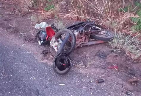 Duas pessoas morrem e duas ficam feridas após carro estourar pneu e