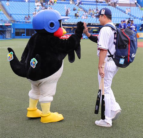 【ヤクルト】つば九郎コロナから復帰「おまたせしました。おまたせしすぎたのかもしれません」 プロ野球写真ニュース 日刊スポーツ