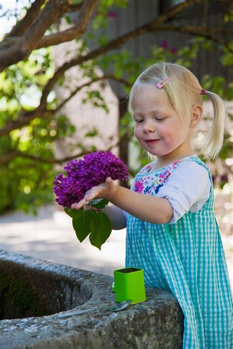 Kleines Mädchen Hält Blumen Am Brunnen Bild Kaufen 11113787 Living4media