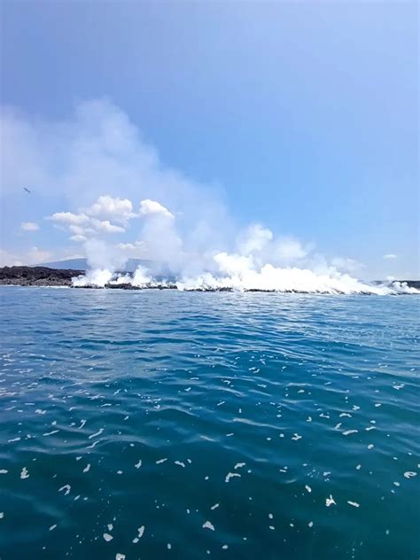 Lava from La Cumbre Volcano Eruption has Reached the Sea | Galápagos ...