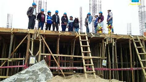 Labores de techado en la obra de edificación de un nuevo pabellón