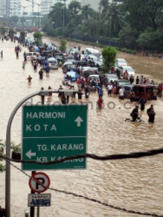 Banjir Di Jalan Jenderal Sudirman Datatempo