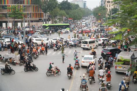 Hiện trường vụ tai nạn kinh hoàng ở ngã tư đường Võ Chí Công Hà Nội