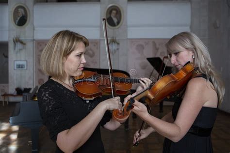 Due Bei Violinisti Femminili Che Giocano Violino Fotografia Stock