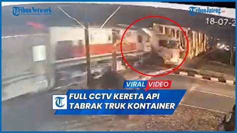 FULL Terekam CCTV Truk Mogok Di Rel Bikin Kecelakaan Kereta Di Semarang