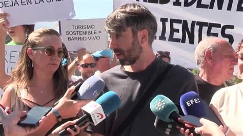 Un Centenar De Personas Protestan En El Albaic N De Granada Por La