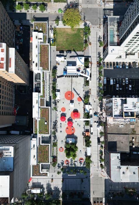 LEsplanade Tranquille du Quartier des spectacles à Montréal Index