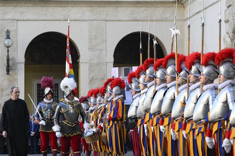 21 jeunes à la découverte de la Garde suisse pontificale Portail