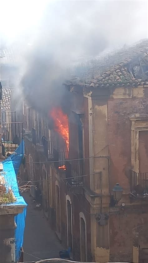 Incendio A Catania Brucia Un Edificio A San Berillo Live Sicilia