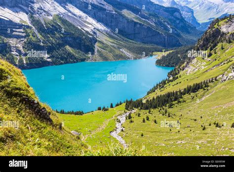 Vue de l Oeschinensee lac Oeschinen près de Kandersteg sur l Oberland