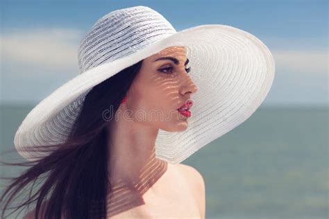 Mujer En Sombrero Grande Del Verano Imagen De Archivo Imagen De