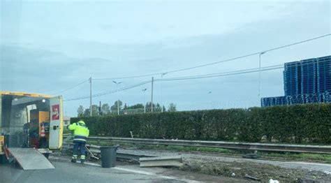 Mezzo Pesante Esce Fuori Strada Sulla Pontina E Distrugge 20 Metri Di