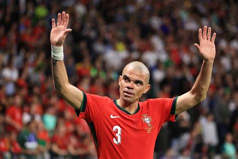 Un au revoir de géant Pepe annonce la fin de sa carrière à 41 ans