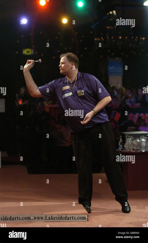 Darts Bdo World Championship 2004 Raymond Van Barneveld In Action