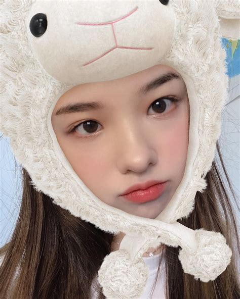 ในภาพอาจจะมี 1 คน หมวก และภาพระยะใกล้ Winter Hats Crochet Hats Cute