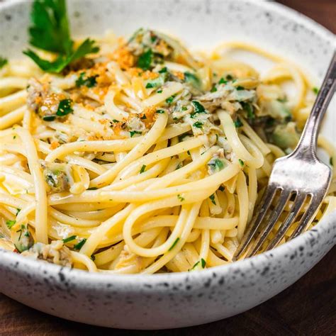 Linguine with white clam sauce made from canned clams, garlic, and ...