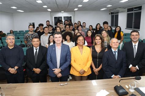 Uece recebe alunos do novo curso de Direito destacando a expansão das