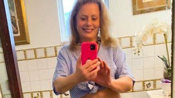 Aos Anos Vera Fischer Posa De Barriga De Fora E Shortinho Beleza