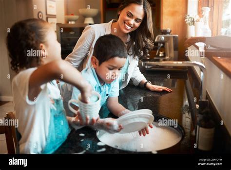 Joven Feliz Madre Mixta Raza Lavar Los Platos Con Su Hijo E Hija En La