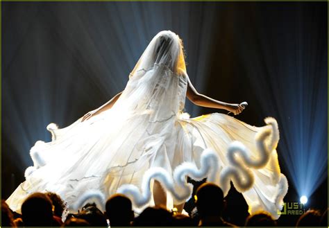 Beyonce's Wedding Dress -- BET Awards Performance Video: Photo 2019311 ...