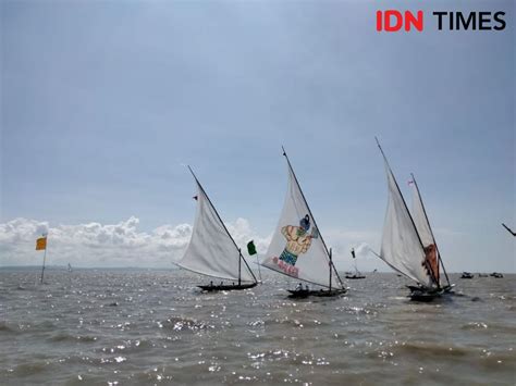 7 Foto Keseruan Lomba Balap Perahu Nelayan Di Kenjeran