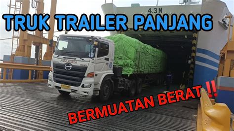 Truk Trailer Bermuatan Beratturun Dari Kapal Youtube