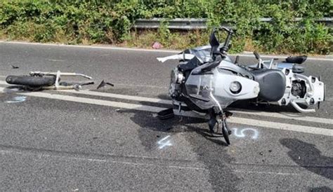 Brutto Incidente Sulla Via Del Mare Tre Feriti Gravi Per Un Centauro