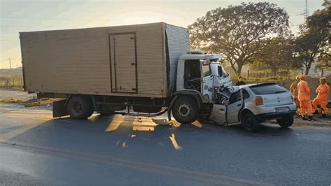 Motorista de carro morre ao bater de frente caminhão Rádio