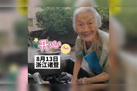 102岁外婆看见外孙后立马“变脸”，惊喜的小表情实在太可爱外孙表情实在太